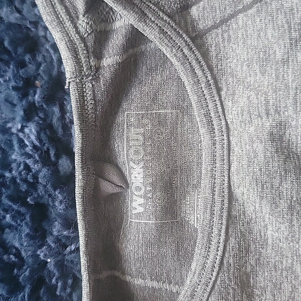 Workout top - Picture 2 of 2